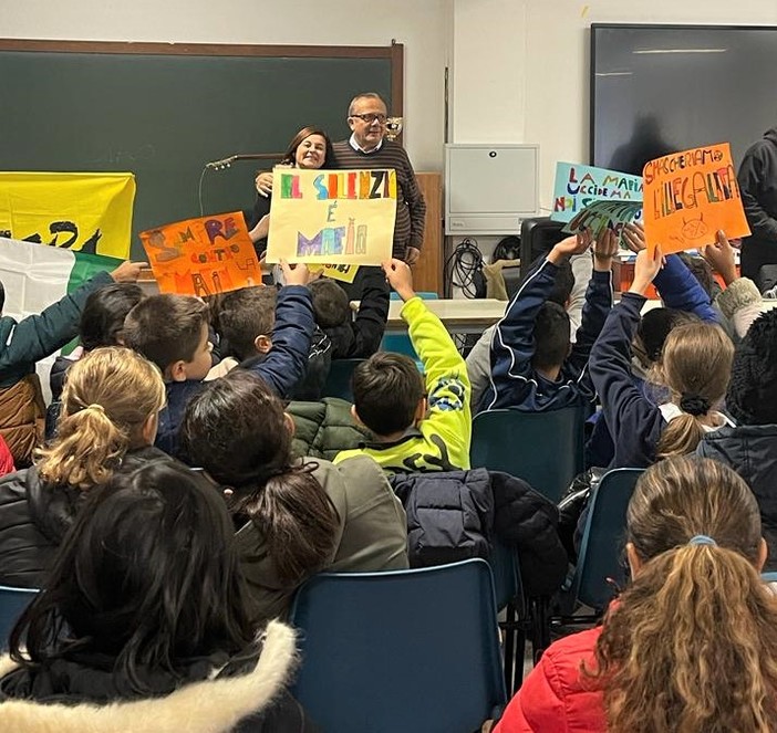 Giovanni Impastato incontra gli studenti dell’Istituto Comprensivo Albenga Uno. Grande entusiasmo e partecipazione (FOTO)