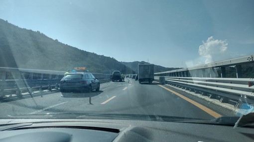 Fiamme dal cofano, paura per un'automobile lungo la A6 tra Savona e Altare