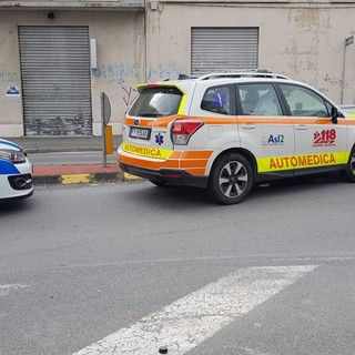 Savona, due giovani investite da una moto in via Pirandello: ricoverate in codice giallo (FOTO)