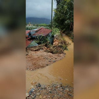 Piogge torrenziali ad Albenga, crolla un argine del rio Fasceo