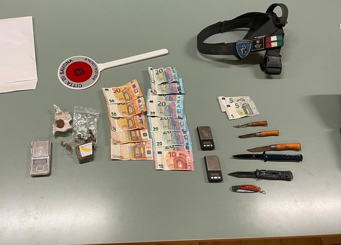 Spaccia hashish nei giardini delle Trincee, 18enne arrestato dalle polizie locali di Savona e Loano