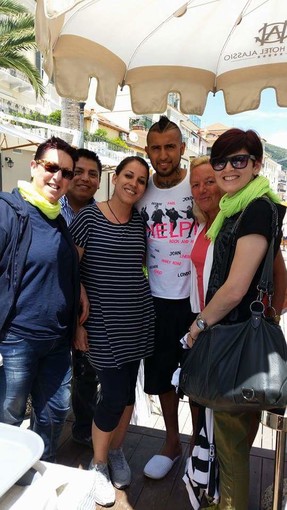 La stella della Juventus Arturo Vidal sul lungomare di Alassio