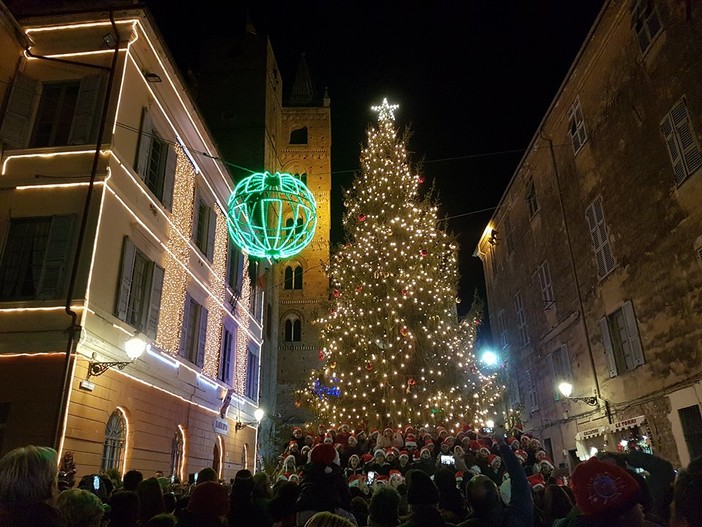 Albenga, accese le luci dell'albero di Natale in Piazza San Michele nel ricordo di Emma Enrico