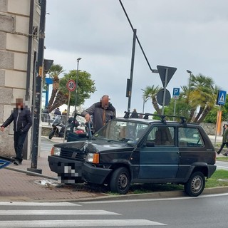 Con l'auto abbatte un cartello stradale: incidente a Savona (FOTO)