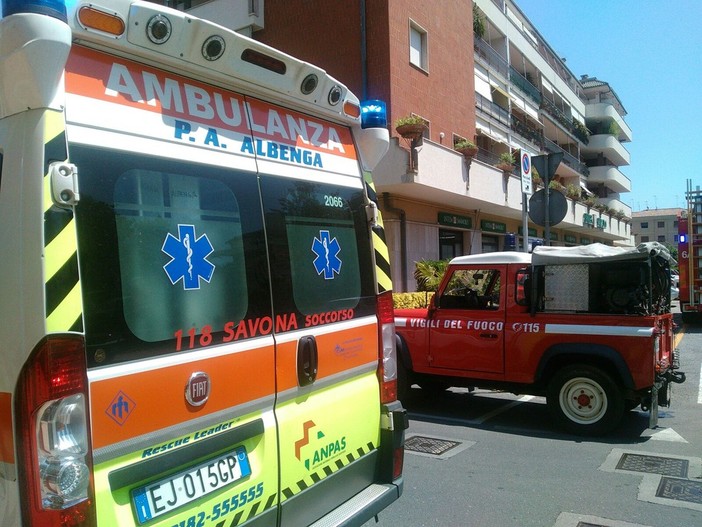 Albenga. Auto si ribalta, conducente in codice giallo