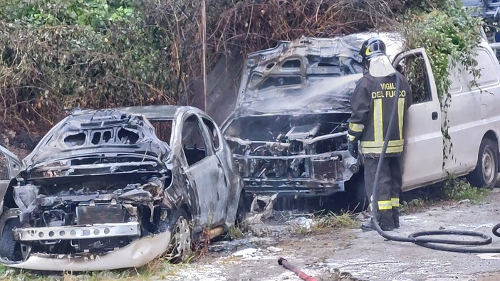 Savona, auto a fuoco in via Turati, incendio spento dai vigili del fuoco (FOTO E VIDEO)