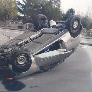 Savona: auto si ribalta in via Giovanni Tissoni (FOTO)