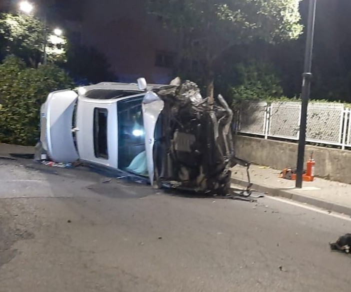 Albissola, auto si cappotta e abbatte due alberi in viale Liguria: illeso il conducente