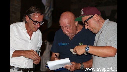 Senzaprontosoccorsosimuore, l’Albenga Calcio presenta la squadra, il presidente Marinelli sul palco firma la petizione con il sindaco Tomatis