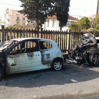 Alassio, auto in fiamme: intervento dei vigili del fuoco