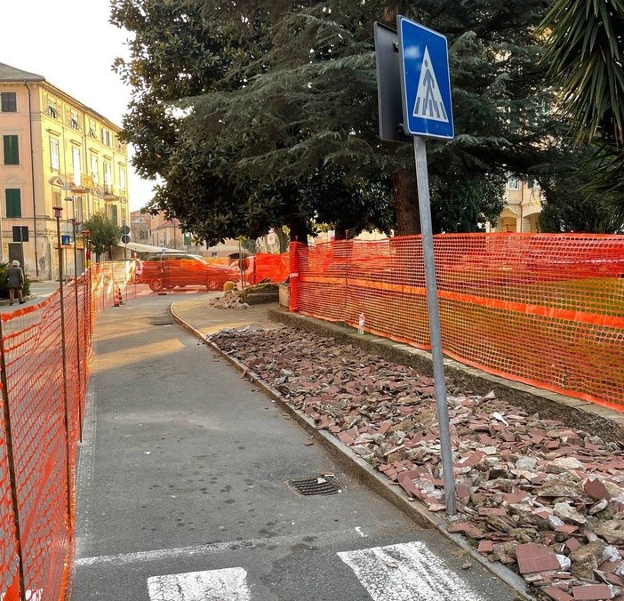 Albisola, via all'abbattimento delle barriere architettoniche: intervento tra via della Pace e Piazza della Libertà