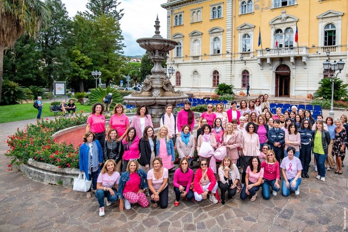 La tradizionale &quot;Foto delle donne di Alassio per Airc&quot; apre l'edizione 2024 di &quot;Alassio in rosa per Alessia&quot;