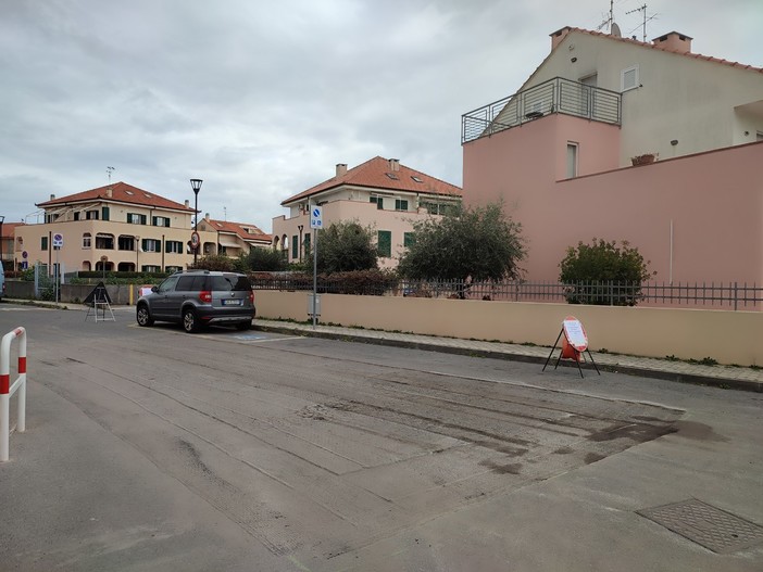 Albenga, scatta il piano asfalti: i primi interventi in piazza Don Bertola a Leca e nel sottopasso di viale Che Guevara (FOTO)