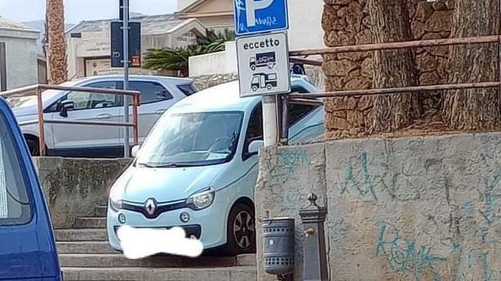 Loano, auto incastrata sulla scalinata nei pressi del cimitero (FOTO)