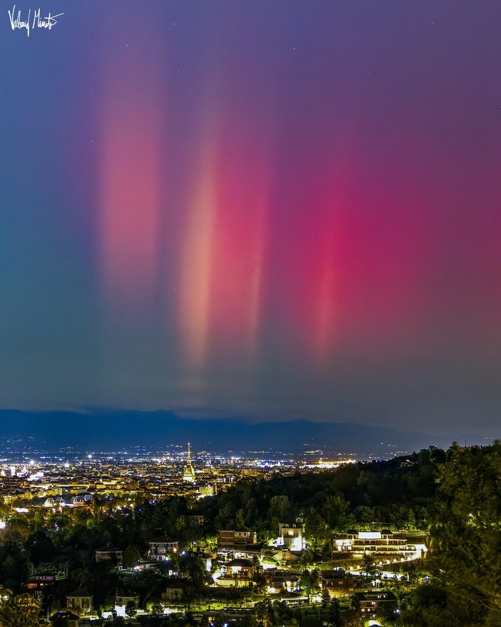 Spettacolare aurora boreale a Torino nello scatto del fotografo Valerio Minato