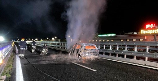 Auto in fiamme sulla A10 all'altezza di Villanova d'Albenga, intervengono i Vigili del fuoco (FOTO)