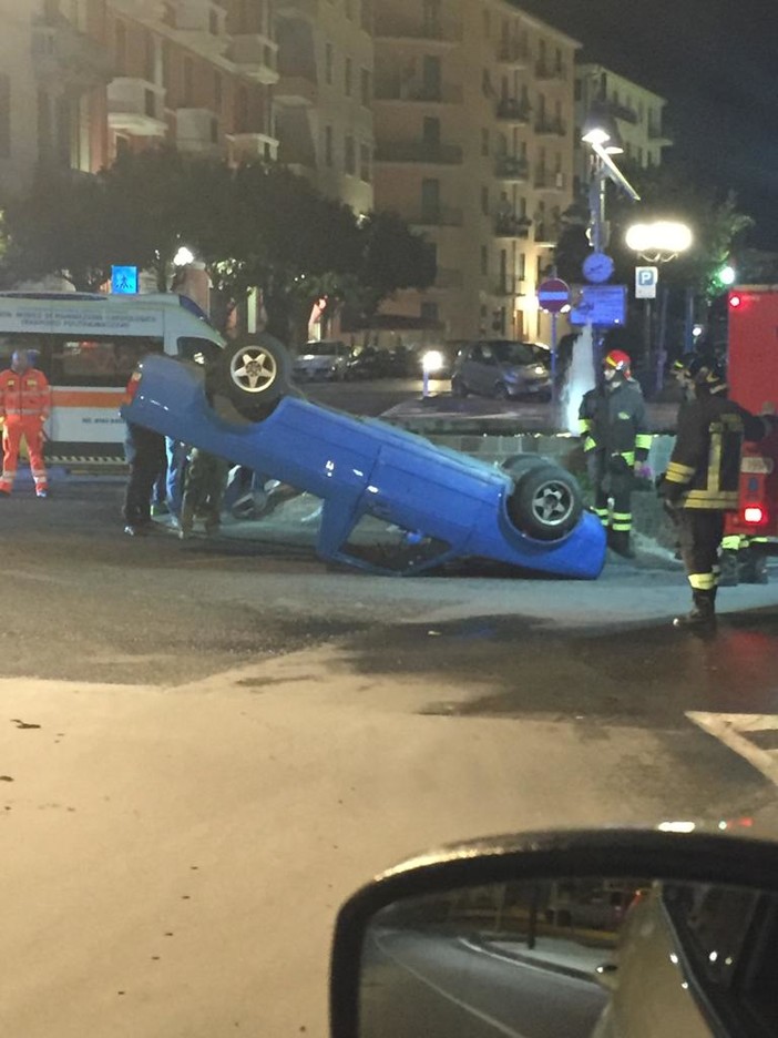 Auto capottata in viale Martiri ad Albenga (Foto)