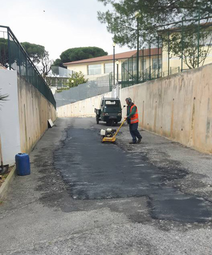 Ceriale: asfaltatura davanti alle scuole di via Sole Mare