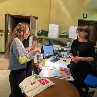 L'assessore Alexandra Allegri e la bibliotecaria Patrizia Gallo