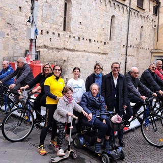 Albenga s’illumina d’immenso: “Prendiamoci per mano” e “Aism” pedalano per il Parkinson e la Sclerosi Multipla