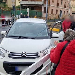 Loano, auto bloccata tra le sbarre del passaggio a livello: traffico ferroviario bloccato (FOTO)