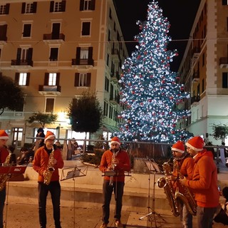 Savona, si accendono senza intoppi le luci sull’albero di Natale di piazza Sisto
