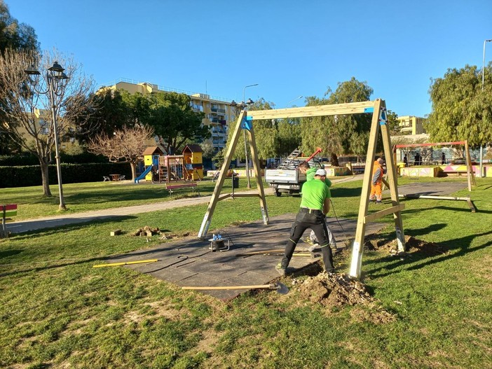 Parco Peter Pan di Albenga: anche le altalene riparate e installate