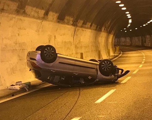 Auto ribaltata sulla A10, 30enne trasportata in ospedale: traffico in tilt tra Andora e San Bartolomeo