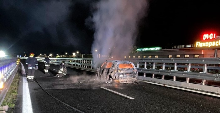 Auto in fiamme sulla A10 all'altezza di Villanova d'Albenga, intervengono i Vigili del fuoco (FOTO)