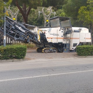 Finale, cominciati a Perti i lavori per la riasfaltatura della Sp17. Scatta il senso unico alternato