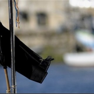 Bandiere nere esposte in tutti gli stabilimenti balneari contro l'asta per gli arenili