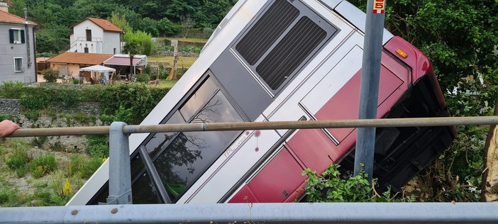 Autobus fuori strada al Santuario, complicati i soccorsi: &quot;L'autista è stato sbalzato fuori e poi incastrato in un pilastro&quot; (VIDEO)