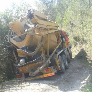 Andora: cede la strada e betoniera si inclina