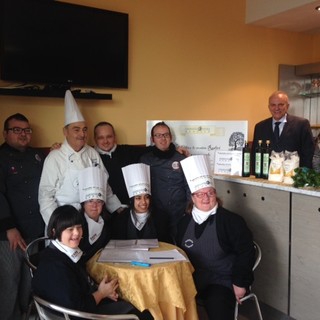 Biscotto all’olio extra vergine di Arnasca: il cooking dream team del Bar Sorriso raccoglie  la sfida del presidente Gallizia