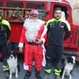 Ad Albenga i Vigili del fuoco custodi della sicurezza e dello spirito natalizio che portano in piazza Babbo Natale (VIDEO)