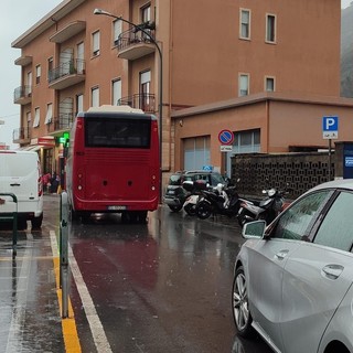 Bus Tpl Linea in panne, traffico bloccato in Finalborgo verso Marina