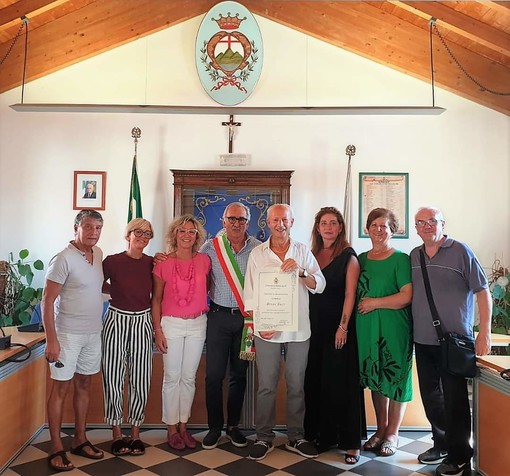 Pietra, va in pensione il parrucchiere Bruno Tucci: l'omaggio dell'amministrazione comunale (FOTO)