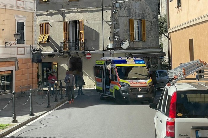 Finalborgo, incidente tra una bicicletta e un'auto. Una donna al Santa Corona