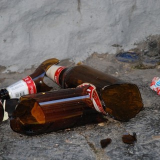 Albenga, un lettore: &quot;Pontelungo al degrado, ubriachi in strada da mattina a sera: dove sono i controlli?&quot;