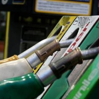 Benzina e gasolio: ecco quanto stiamo pagando di più per i rincari arrivati durante gli ultimi 'ponti'