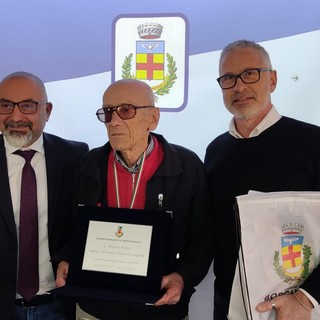Bruno Folco (al centro) con il sindaco Canepa e Roberto Cogliati
