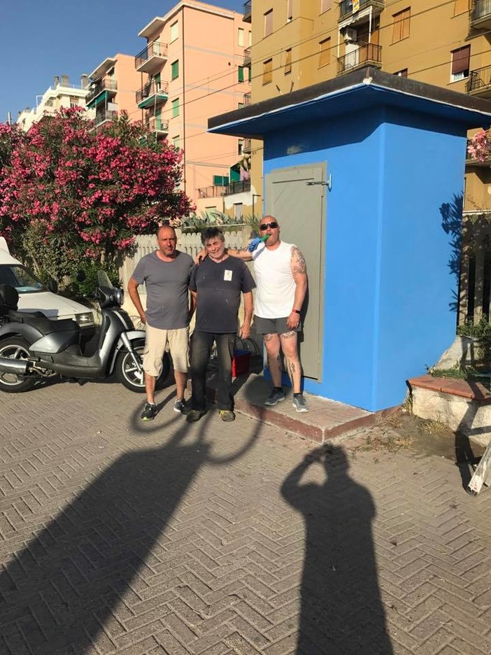 Borghetto: ridipinto il bagno pubblico sul lungomare Tobagi (FOTO)