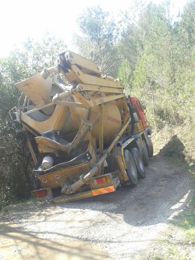 Andora: cede la strada e betoniera si inclina