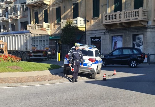 Albisola, buca sull'asfalto dalla rotonda di Corso Mazzini. Il sindaco: &quot;Già sistemato 4 volte, chiederò un incontro in Prefettura&quot;