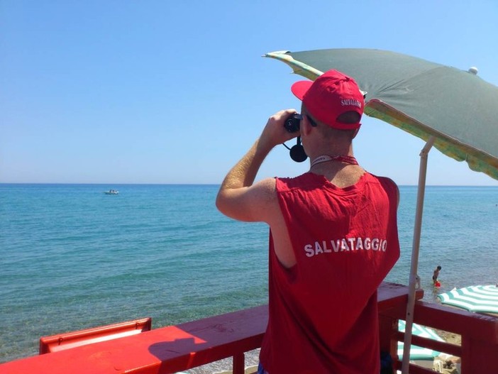 Albenga, accusa un malore in mare: anziano in codice rosso al Santa Corona