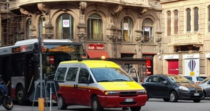 Savona, bus di Tpl in panne in piazza Diaz salta una corsa e fa scendere i passeggeri