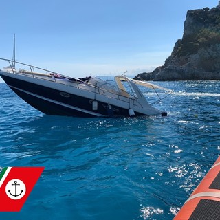 Spavento nella Baia dei Saraceni, a Varigotti: barca rischia di affondare, occupanti salvati