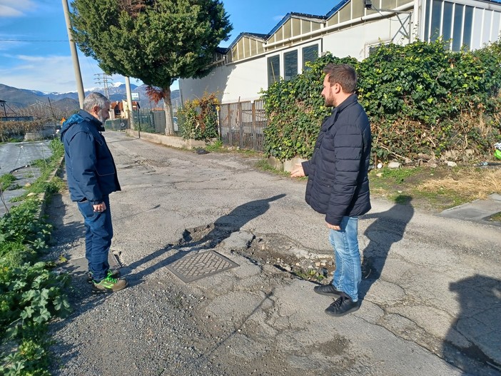 Buche in strada Cantore e Prai ad Albenga: caccia alle risorse per rifare gli asfalti