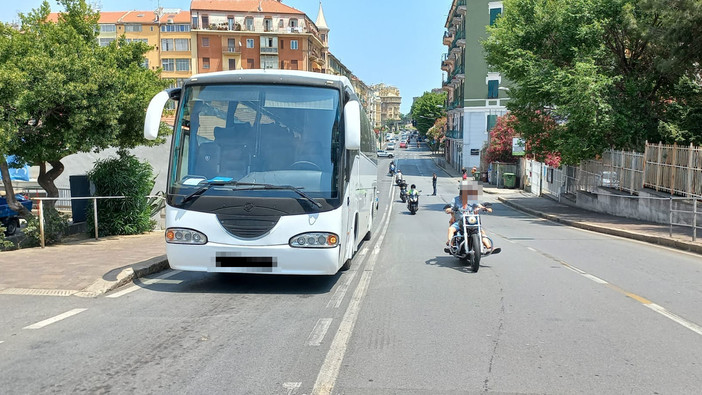 Savona, guasto ad un bus turistico in corso Mazzini: intervento della polizia locale