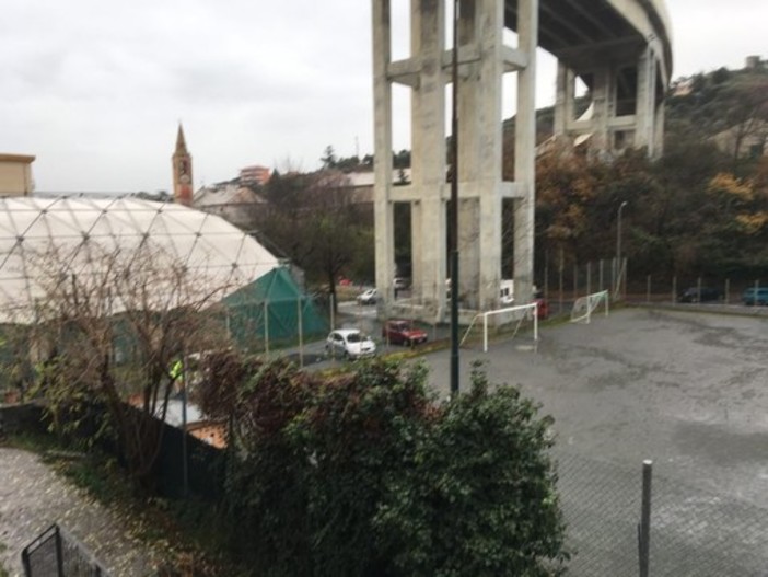 Celle, cadono calcinacci dall'autostrada nei pressi della bocciofila: intervento dei vigili del fuoco